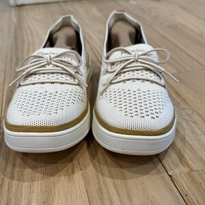 Skechers Cream and Tan Knit Sneakers